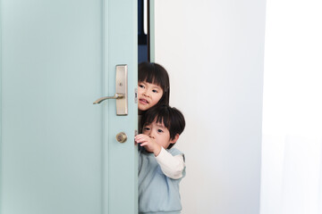 子供がドアにイタズラ