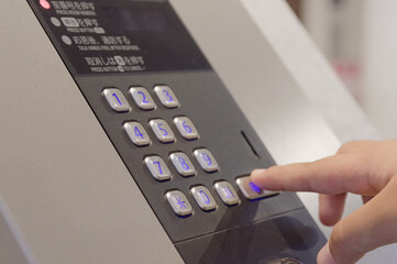 オートロックで暗証番号を打ち込む