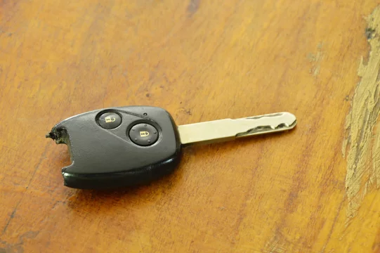 車の鍵が壊れている